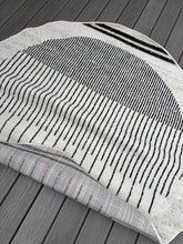 Load image into Gallery viewer, 5&#39;3&quot; ROUND Corum Abstract Black/Ivory Area Rug
