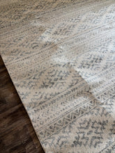 Load image into Gallery viewer, 8&#39; x 10&#39; Hailee Southwestern Ivory/Grey Area Rug