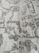 Load image into Gallery viewer, 10&#39; x 14&#39; Safavieh Madison Silver/Ivory Area Rug