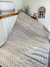 Load image into Gallery viewer, 8&#39; x 11&#39; Moroccan Trellis Area Rug in Grey/ Off White