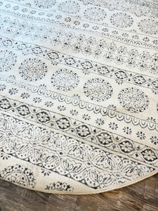 7'10" Round Batty Floral Indoor Rug