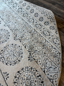 7'10" Round Batty Floral Indoor Rug