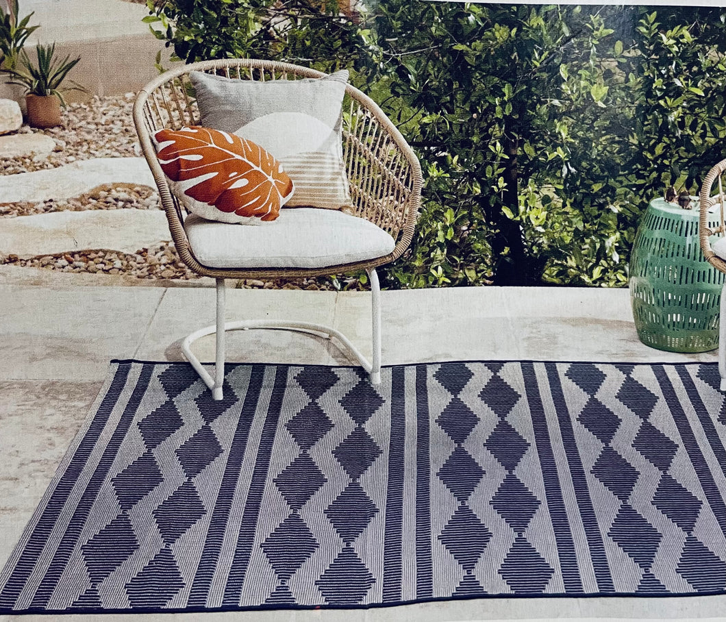 5‘ x 7’ Diamond Indoor/Outdoor Rug