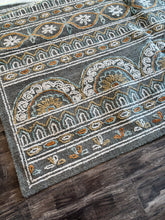 Load image into Gallery viewer, 9' x 12' Muhtar Hand Tufted Wool/Cotton Floral Rug in Ivory/Grey