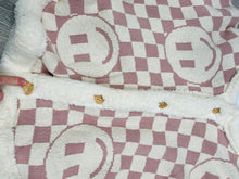 Load image into Gallery viewer, Shabby Chic 50” Tree Skirt