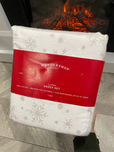 Load image into Gallery viewer, Twin Flannel Sheet Set Snowflakes