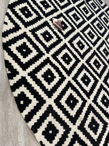 8' x 10' Black Scandinavia Diamond Oval Area Rug