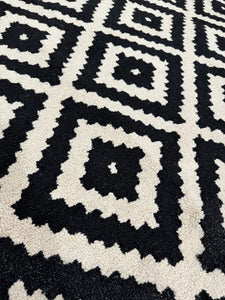 8' x 10' Black Scandinavia Diamond Oval Area Rug