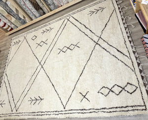 10' x 13' Wool Tasseled Area Rug