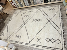 Load image into Gallery viewer, 10&#39; x 13&#39; Wool Tasseled Area Rug