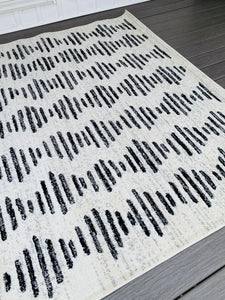 6'7" x 8'7" Contemporary Black/Ivory Tulum Collection Area Rug