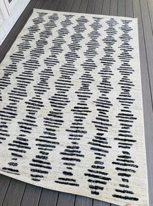 6'7" x 8'7" Contemporary Black/Ivory Tulum Collection Area Rug