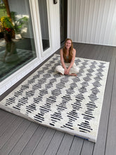 Load image into Gallery viewer, 6&#39;7&quot; x 8&#39;7&quot; Contemporary Black/Ivory Tulum Collection Area Rug