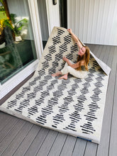 Load image into Gallery viewer, 6&#39;7&quot; x 8&#39;7&quot; Contemporary Black/Ivory Tulum Collection Area Rug