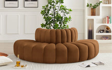 Load image into Gallery viewer, 90” Iyleena Upholstered Sectional Caramel